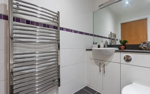 Heart of City Center Apartment with Allocated Parking - Picture 15