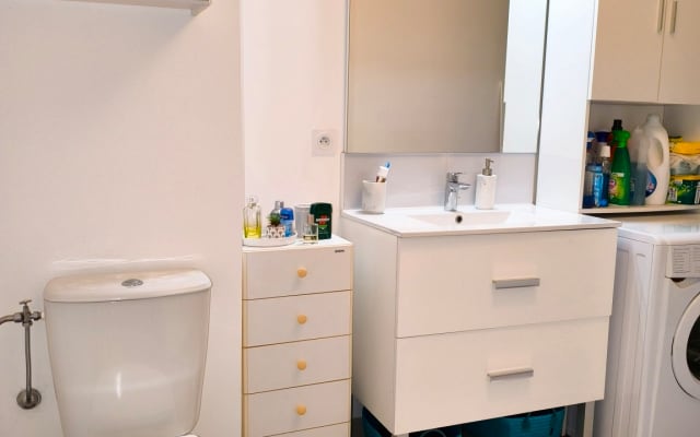 Room available in a luxury residence.

L - Picture 3