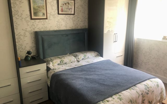 Coventry, U.K. Cosy one bedroom flat. 2 mls from City centre.