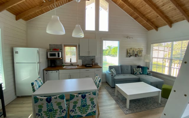 Garden Cottage Near Miami, Everglades & Florida Keys