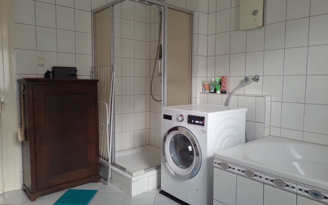Doppelzimmer Ortsmitte ca. 5 Minuten zu Fuß zum Bahnhof.