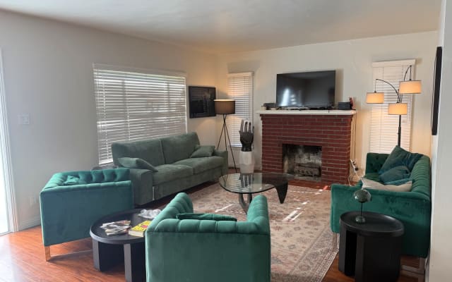 Spare bedroom in house in West Hollywood near bars  - Picture 8