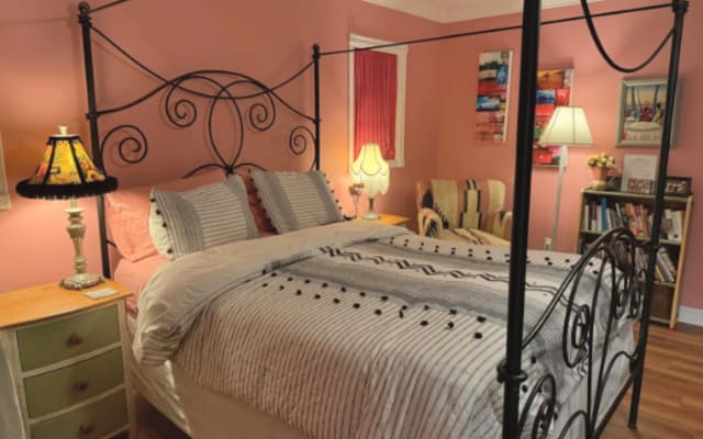 Enchanting Hollywood Stay Walking Distance From Main Attractions