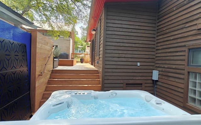 Brians Inserat auf misterb&b - Hot tub is by appointment and may not always be available.  It is shared use.