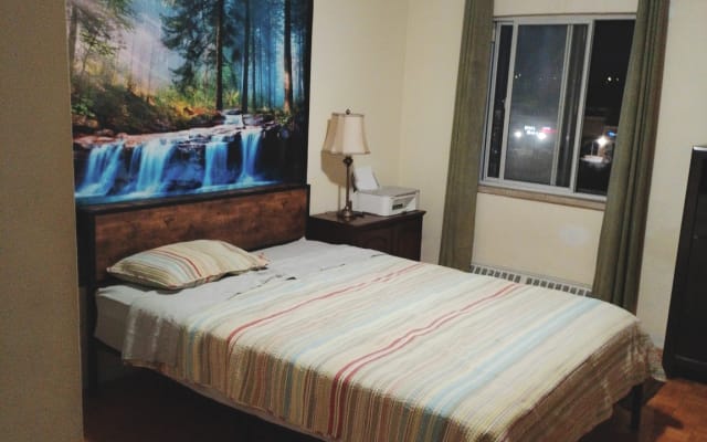 Bright spacious furnished room. Transit, and  LA fitness,  golf near b - Picture 3