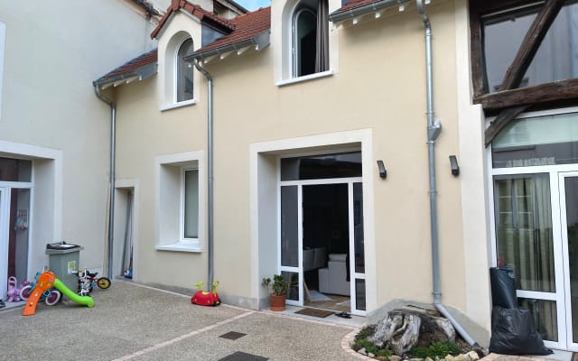 Beautiful farmhouse in the center of town, quiet and peaceful.