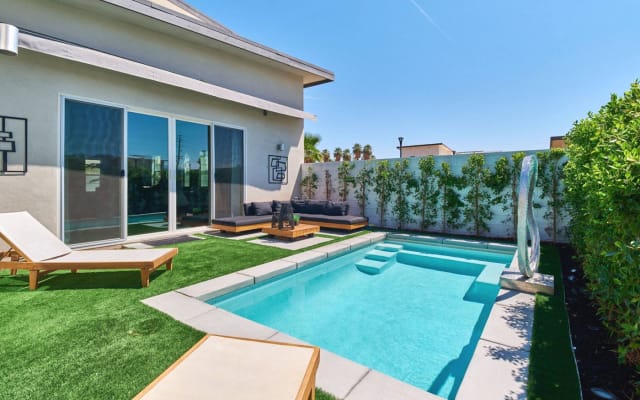 Ruth's listing on misterb&b - Pool and outdoor sitting area