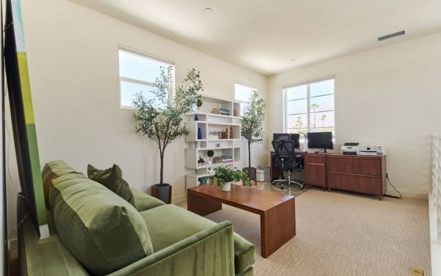 Ruth's listing on misterb&b - Upstairs office