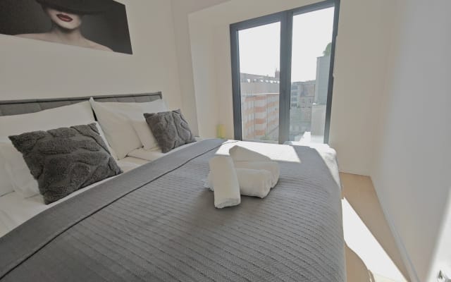 Moderne Neubauwohnung, Stadtzentrum, Balkon, Parkplatz