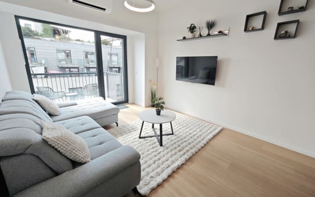 Moderne Neubauwohnung, Stadtzentrum, Balkon, Parkplatz