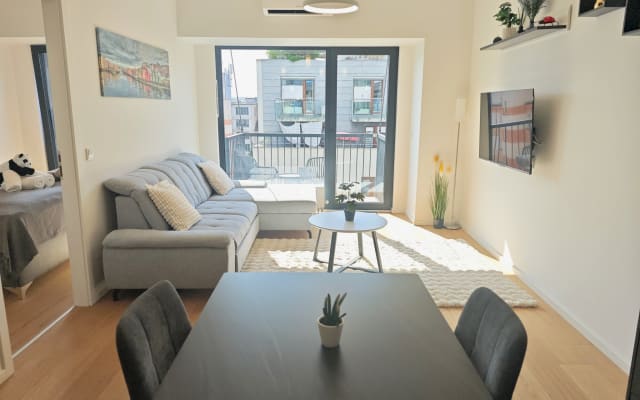Moderne Neubauwohnung, Stadtzentrum, Balkon, Parkplatz