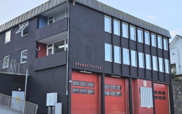 Ruhig gelegene Wohnung in der alten Feuerwache im Zentrum von Måløy.