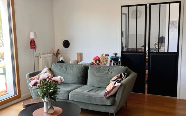 Schöne neue Wohnung im obersten Stockwerk und 7 Minuten von der Metro...