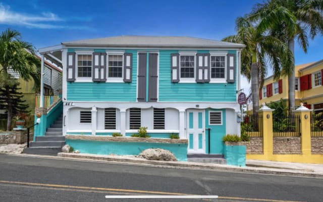 Downtown historic home 2 blocks from boardwalk, beach, diving & pier.