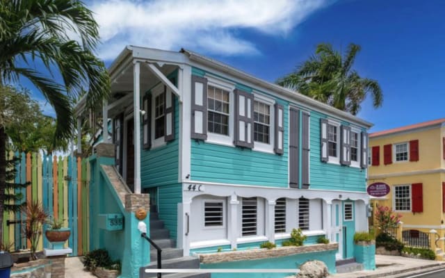 Downtown historic home 2 blocks from boardwalk, beach, diving & pier.