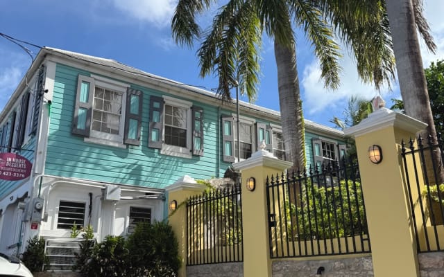 Downtown historic home 2 blocks from boardwalk, beach, diving & pier.