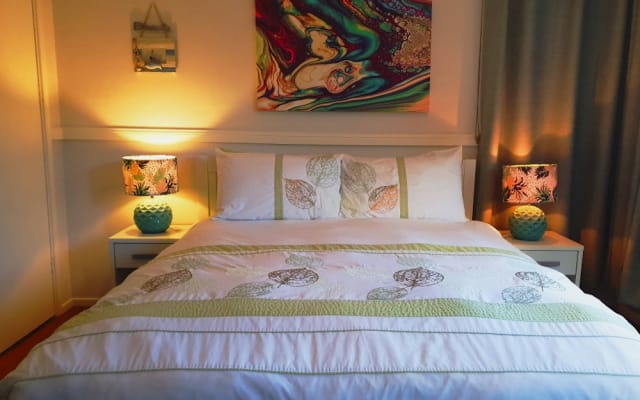 Nina's listing on misterb&b - Queen bed with build in closet