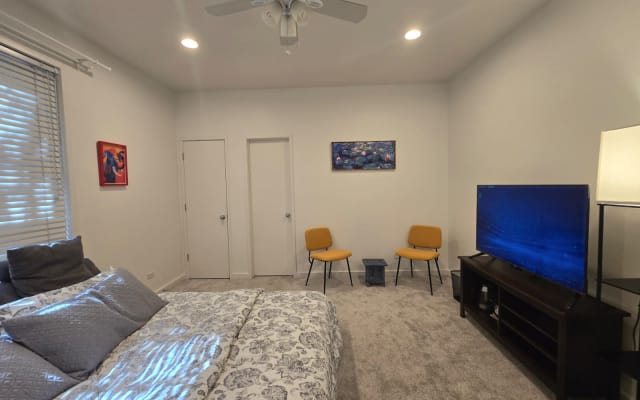Excellent location in the heart of uptown.  - Picture 9