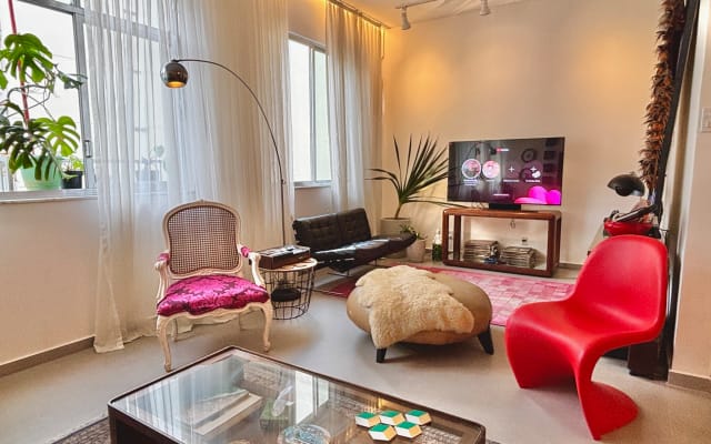 Interior Designer's Ap in front of Pink Flamingo - Picture 10