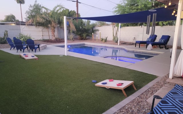 Bela suite principal com o seu pátio privado e piscina partilhada.