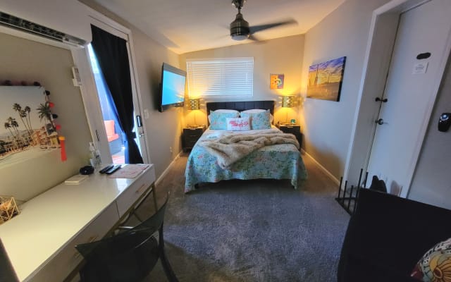 Bela suite principal com o seu pátio privado e piscina partilhada.