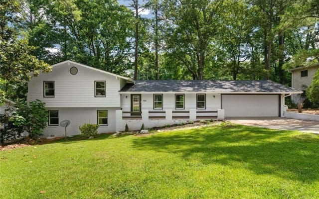 Airline Crash Pad: Comfy room in quiet neighborhood, close to airport