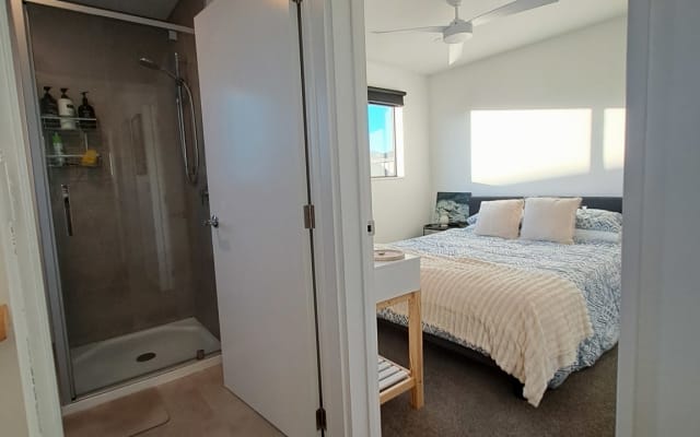 Cómoda habitación privada, con compañeros felinos. - Foto 3