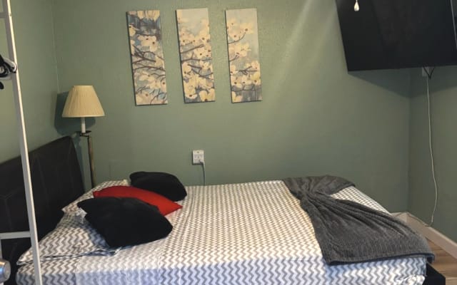 Pet-Friendly 1BR Sarasota Apartment with Fenced Patio, Near Beaches