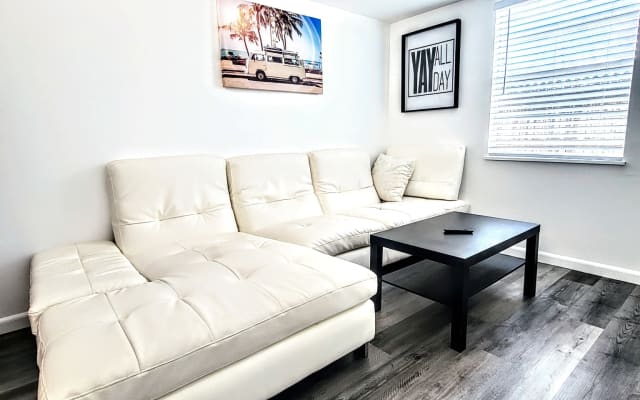 Wilton Cottage Free Parking Walk to Wilton Dr.