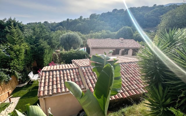 Cédric's listing on misterb&b - La maison en premier plan est la votre avec son jardin et jacuzzi privatif.
La maison en second plan est la nôtre 😊.