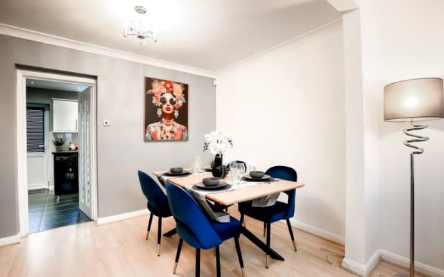 Sleeps 4 /2BR Near Tottenham Stadium/WiFi/Parking