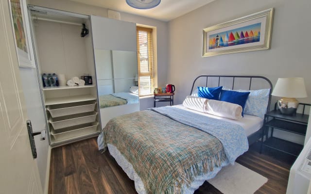 Cozy bedroom right in the heart of city center - Picture 6