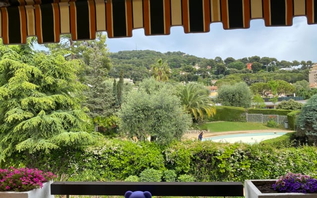 Chambre et terrasse indépendante dans un grand appartement.