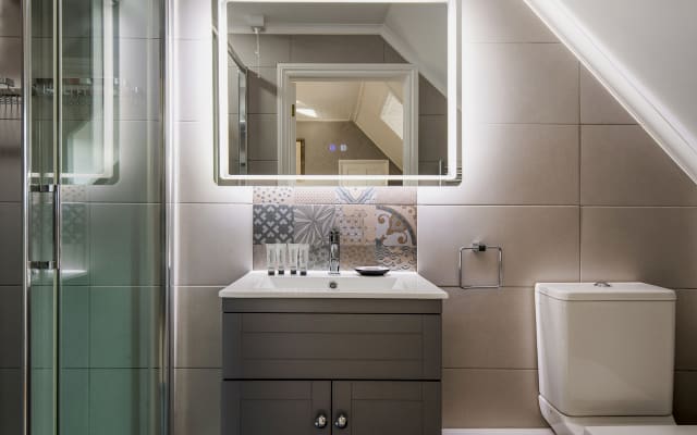 Jamess Inserat auf misterb&b - Modern en-suite bathrooms with quality toiletries, plush towels, and everything you need for a refreshing stay.