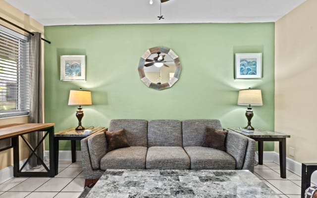 Unit 2 Beautiful apartment close to Wilton Manors