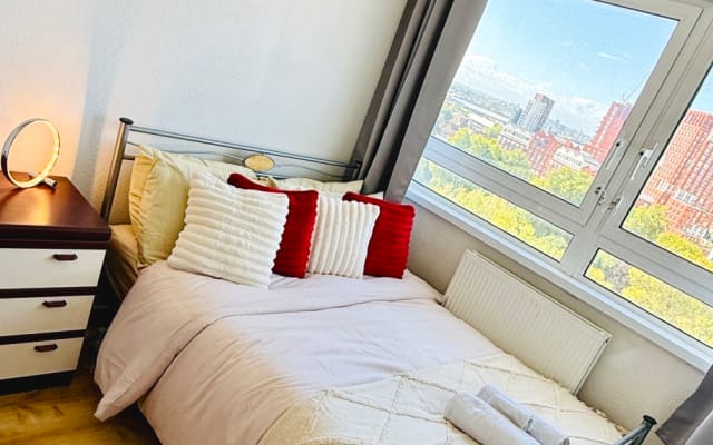 Paul's listing on misterb&b - Double bedroom 2 with fitted wardrobes and drawers 