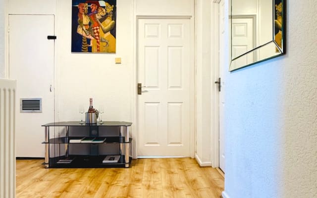 Paul's listing on misterb&b - Large Hallway inside appartment with storage, coat and shoe stands 