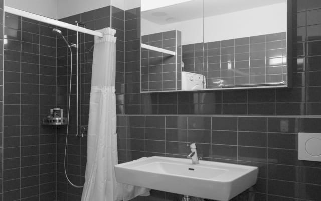 MODERNES ZIMMER MIT EIGENEM BAD – STADT