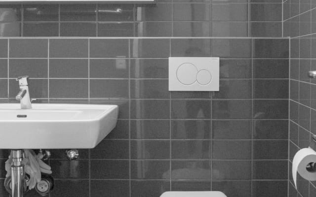 MODERNES ZIMMER MIT EIGENEM BAD – STADT