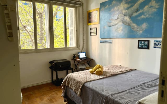 Amplio piso en un barrio residencial muy bien situado.