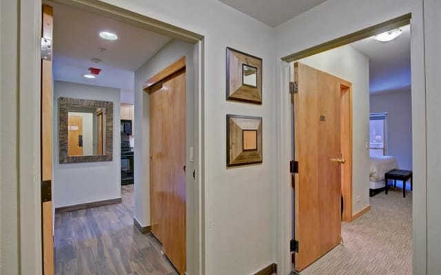 Slope Side Grandeur | Lujo 2BR/2BA Ski-In/Out en The Village