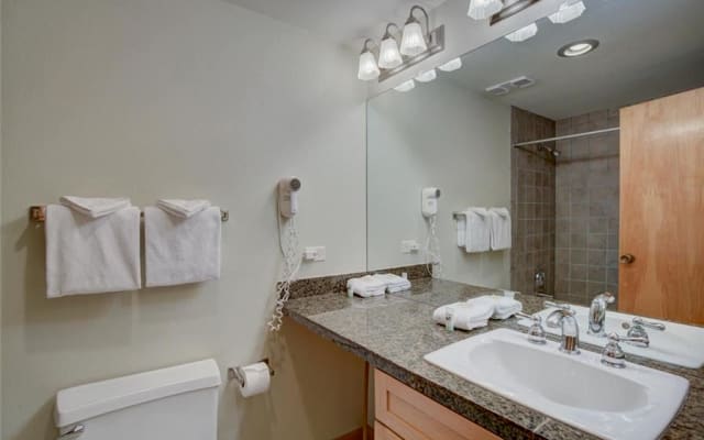 Slope Side Grandeur | Lujo 2BR/2BA Ski-In/Out en The Village