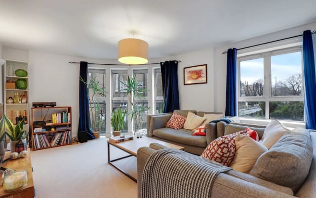 Bright Spacious Double Room in 2-Bed Brixton/Herne Hill Flat