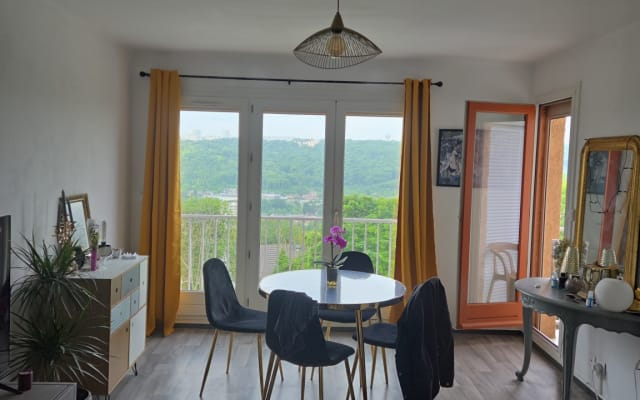 Apartamento partilhado nos arredores de Rouen com vistas panorâmicas
