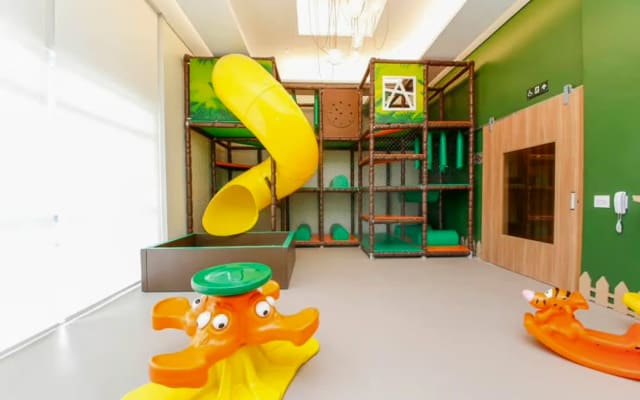 Esmael's listing on misterb&b - Momentos de alegria garantidos para as crianças! Um playground moderno e colorido, onde todas as famílias podem desfrutar de um ambiente seguro e acolhedor. A diversão dos pequenos é nossa prioridade.