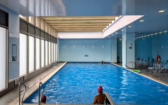 Andrés's listing on misterb&b - Heated indoor pool in the building, available year-round. -Piscina climatizada y cubierta del edificio, disponible todo el año.