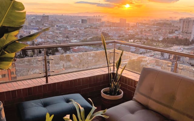 Andrés's listing on misterb&b - Spacious balcony with city view and stunning sunsets. - Balcón amplio con vista a la ciudad y atardeceres espectaculares.