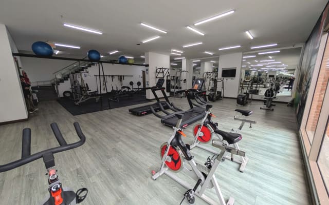 Andrés's listing on misterb&b - Fully equipped gym with cardio machines and weights. - Gimnasio completo con máquinas de cardio y pesas