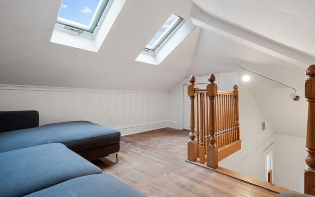 Spacious, private two story loft in the center of midtown - Picture 9