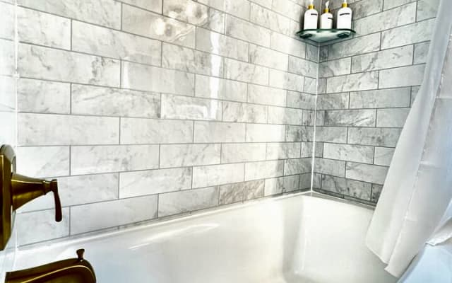 Anúncio de Wayne em misterb&b - Second bathroom, deep soaking tub